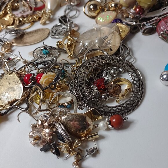 1.5 Pound Pile Of Earring Pairs - Picture 14 of 16